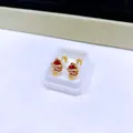 Goldfarbene Fisch-Ohrstecker aus Titanstahl mit roten und klaren Zirkon-Steinen - Goldener Rot-Zirkonia-Fischstil