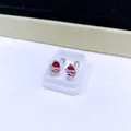 Kleine Fisch-Ohrstecker aus Titanstahl mit funkelnden roten und weißen Zirkoniasteinen - Silberner Rot-Zirkonia-Fischstil