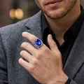 Detailaufnahme eines Vintage-Herrenrings aus Edelstahl mit großem blauen Edelstein - Größe 7 / Stahlfarbe Dunkelblauer Edelstein
