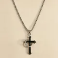 Gedetailleerd zicht op vintage zilveren kruisketting met zwart inlegwerk en hanger. - Ringkruis / Kettingset (met hanger) / Zwart