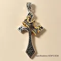 Gedetailleerde weergave van een retro zilveren kruishanger met gouden kroonontwerp - Kroon Kruis / Enkele Hanger (Geen Ketting) / Antiek Zilver