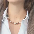 Detailansicht einer Vintage-Halskette im französischen Stil mit Perlen und Steinen - Französische Hofstil-Halskette mit schwarz-braunen Perlen und Kunstperlen