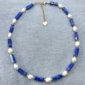 Makrodetail einer französischen Vintage-Halskette mit blauen Lapisperlen und Perlen - Französische Boho-Halskette mit blauen quadratischen Perlen