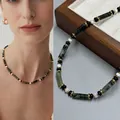 Detailansicht der Vintage-Perlenhalskette mit grünen Steinröhren und Goldakzenten - Western-Vintage-Halskette mit schwarz-grünen Perlen