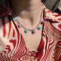 Detailansicht einer Vintage-Halskette mit blauen und rosafarbenen Perlen im Hofstil. - Elegante Western-Halskette mit rosa-blauen Trennperlen und Anhänger