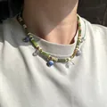 Nahaufnahme einer französischen Vintage-Perlenkette mit blauen und klaren Anhängern - Western-Antik-Halskette mit grünen Perlen und blauem Anhänger