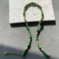Franse vintage groene kralenketting met gouden accenten en een hartvormige bedeltje - Vleeskleurige Marmeren Ketting met Groene Parels / 38+5cm
