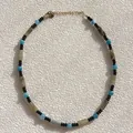 Elegante französische Vintage-Perlenhalskette mit blauem Türkis und Natursteinen - Minimalistische französische Vintage-Halskette mit grauen Perlen