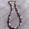 Vintage Halskette im französischen Stil mit fuchsiafarbenen und grünen Perlen - Elegante Western-Halskette mit weißen und lila Perlen