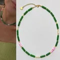 Französische Vintage-Halskette mit grünen Perlen und rosa Akzenten im Retro-Stil - Französische Boho-Halskette mit grünen Perlen und Kunstperlen