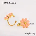 Süße rosa Emaille-Gänseblümchen-Ohrringe aus hochwertigem goldbeschichtetem Titanstahl - Gänseblümchen-Ohrklemme (NMSE-A446-5)