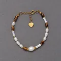 Vista dettagliata del bracciale retrò con occhio di tigre, perle e ciondolo a cuore - Stile Occhio di Tigre con Perla Barocca (C2) / 17+3cm