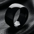 Nahaufnahme eines 12 mm breiten, glänzenden schwarzen Titanstahlrings auf Leder - US 5 / Schwarz