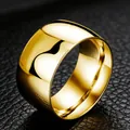 Detailansicht eines breiten 12-mm-Gold-Titanstahlrings mit hochglanzpolierter Oberfläche - US 5 / Gold