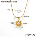Vue détaillée du collier pendentif soleil doré avec dimensions et matériau en acier - P1619 - Collier doré