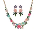 Detaillierte Ansicht des bunten Emaille-Blumen-Schmucksets mit Perlen und Kristallen. - Bunte Halskette und Ohrringe (N13780)