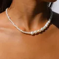 Détail d'un collier ras du cou en perles d'eau douce naturelles irrégulières sur un modèle - Style d'épissage de perles de tailles mixtes / 38cm+5cm / Blanc Crème