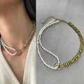 Elegante collar asimétrico con perlas de agua dulce y cuentas doradas en una modelo. - Conjunto de joyas desmontables 2 en 1 / 38cm+5cm / Blanco Crema