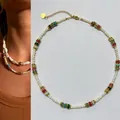 Collier en perles d'eau douce naturelles de style français avec pierres colorées - Perle avec Entretoises Rouges et Vertes / 38+5cm