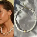 Élégant collier de perles d'eau douce baroques avec détail de perle dorée centrale style français - Collier Ras du Cou en Perles Irrégulières Longues Baroques / 38cm+5cm