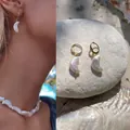 Élégante parure de collier et boucles d'oreilles lune en perles baroques irisées dorées - Boucles d'Oreilles en Perle Croissant / Une Paire