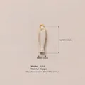 Elegante colgante de pez pequeño en acabado beige perlado con baño de oro y cobre - Pez Pequeño Blanco Plateado