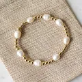 Détail d'un bracelet de perles d'eau douce baroques faites à la main avec des billes d'or - Style Perle d'Eau Douce Perles Dorées (G)