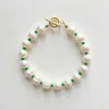Gros plan du bracelet artisanal en perles de culture baroques avec perles vertes - Style Perle d'Eau Douce Fermoir OT Vert (S)
