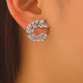 Elegante zilveren oorknopjes in bladvorm met sprankelende strass-steentjes op het oor - Bladbloemenstijl (WG3-0808)