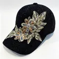 Dettaglio del ricamo floreale con strass su cappello da baseball invernale nero - Taglia Adulto (Regolabile) / Nero
