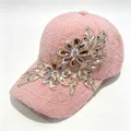 Dettaglio di cappello da baseball rosa peloso con fiori in pizzo e strass - Taglia Adulto (Regolabile) / Rosa