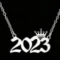 Elegante zilveren roestvrijstalen ketting met een kroon en een 2023 nummer hanger - Zilver (2023)