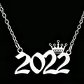 Elegante zilveren roestvrijstalen ketting met nummer 2022 hanger en kleine kroon - Zilver (2022)