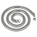 Gedetailleerde macro-opname van de zilveren roestvrijstalen Cubaanse schakelketting - 8mm Breedte / 80cm / Zilver