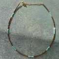 Gedetailleerd beeld van een handgemaakte ketting met bruine tijgeroog en turkoois kralen - 38+5cm / Tijgeroog