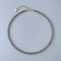 Vue détaillée du collier fait main en pierres naturelles grises facettées avec cœur - 38+5cm / Gris