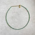 Vue détaillée d'un collier en perles de pierre naturelle verte avec breloque en cœur - 38+5cm / Vert