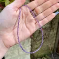 Collier délicat en perles de pierre naturelle violette fait main tenu dans la main - 38+5cm / Violet