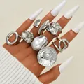 Conjunto de anillos de lava plateados irregulares con perlas blancas en mano de modelo - Perla Artificial Irregular (6475202HB)