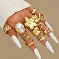 Elegante juego de anillos dorados con texturas de lava, motivo de flor y detalle de perla - Estilo Floral de Perla Artificial Irregular (6604801HB)