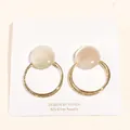 Elegantes pendientes de aro de plata 925 con piedra cabujón redonda color crema - Pendientes de aro redondos de jade