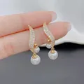 Elegantes pendientes de plata 925 con ondas de cristal y perlas blancas colgantes - Pendientes de perlas y cristales