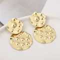 Elegantes pendientes colgantes de doble disco geométrico martillado dorado con textura - Pendientes de remaches redondos dorados