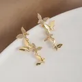 Elegantes pendientes de borla de mariposa dorada con aguja de plata 925 y piedras - Pendientes de Gota de Mariposa