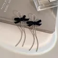 Pendientes elegantes de lazo de terciopelo negro con borlas largas de pedrería brillante - Pendientes de botón con lazo negro y borlas