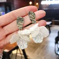 Elegantes pendientes de plata 925 con pétalos blancos con textura de ala de mariposa - Pétalos de concha dorados