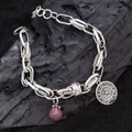 Retro-Silberkettenarmband mit Uhrenanhänger und rosa Steinperle, Vintage-Ästhetik. - Uhr & Rosa Straßstein Stil (SL0212)