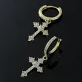 Elegantes pendientes de aro con cruz bañados en oro con piedras de circón brillante - Par de oro
