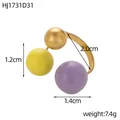 Anello geometrico minimalista con tre sfere colorate in oro, giallo e viola chiaro - Perle Giallo Oro e Viola Chiaro (HJ1731D31)