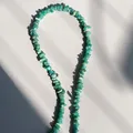 Détail d'un collier de style plage fait de pierres concassées vertes naturelles bohèmes. - 38+5cm / Cyan